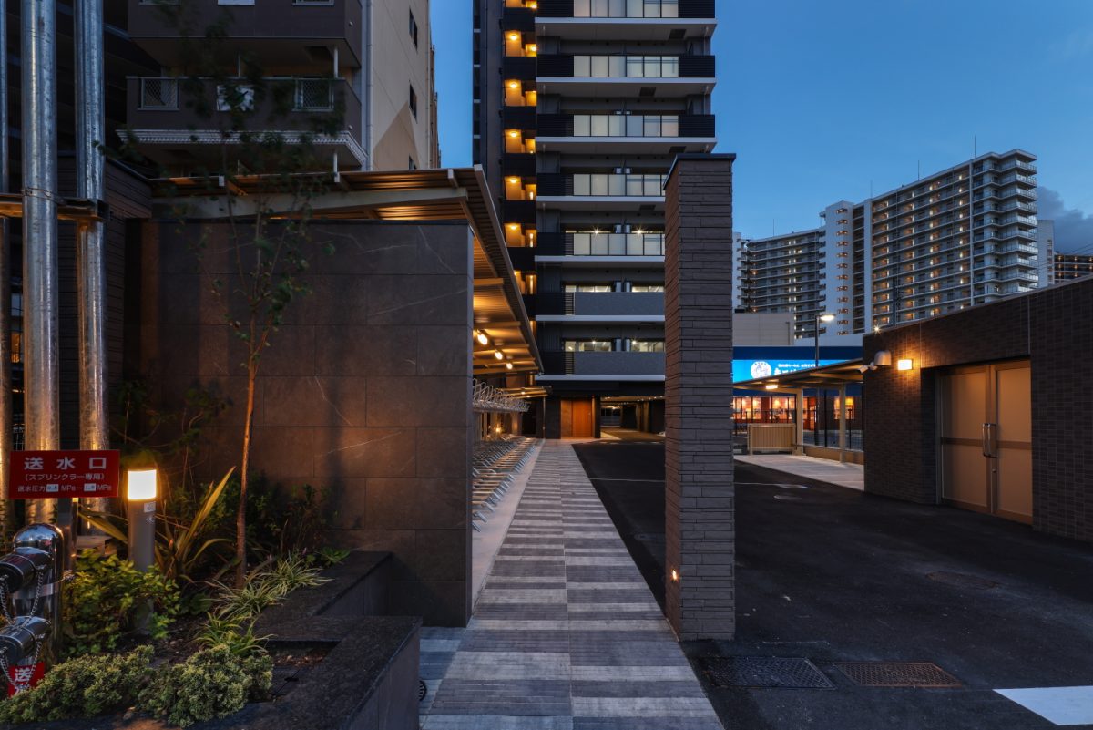 プレサンスロジェ大津京レイクヴィラ アプローチ（夜景）