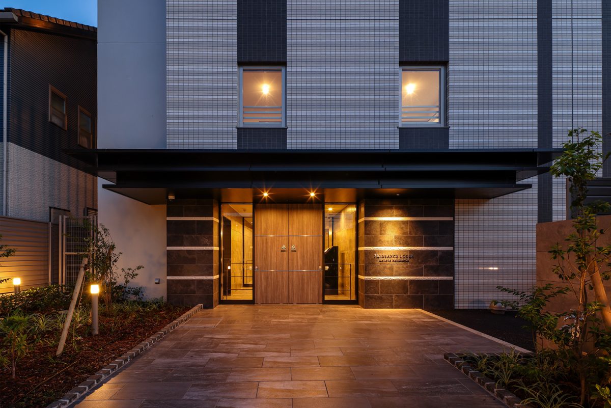 プレサンスロジェ堅田レジデンス エントランスアプローチ（夜景）